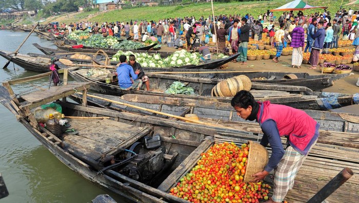 Melihat Para Pedagang Bersarung Di Pasar Apung Bangladesh