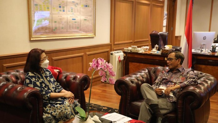 Menko Polhukam Mahfud Md bersama Deputi V Kepala Staf Kepresidenan Jaleswari Pramodhawardani
