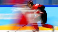 Chiho Osawa (12) menggerakkan keping selama pertandingan hoki putri babak penyisihan melawan Denmark di Olimpiade Musim Dingin 2022, Sabtu, (5/2/2022), di Beijing. (AP Photo/Petr David Josek)