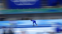 Andrea Giovannini dari Italia bertanding dalam lomba lari skating 5.000 meter putra di Olimpiade Musim Dingin 2022, Minggu, (6/2/2022), di Beijing. (Foto AP/Ashley Landis)