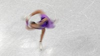 Kamila Valieva, dari Komite Olimpiade Rusia, berkompetisi dalam kompetisi skating figur tim program pendek putri di Olimpiade Musim Dingin 2022, Minggu, (6/2/2022), di Beijing. (Foto AP/Jeff Roberson)
