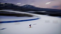 Seorang atlet Rusia berlatih selama sesi ski lintas alam di Olimpiade Musim Dingin 2022, Rabu, (9/2/2022), di Zhangjiakou, China. (Foto AP/John Locher)