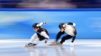 Andrew Heo, kiri, dari Amerika Serikat, dan Liu Shaoang dari Hungaria berlomba di semifinal estafet tim campuran selama kompetisi speedskating trek pendek di Olimpiade Musim Dingin 2022, Sabtu, (5/2/2022), di Beijing. (Foto AP/Natacha Pisarenko)