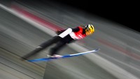 Juliane Seyfarth, dari Jerman, melayang di udara selama putaran pertama individu bukit normal putri di Olimpiade Musim Dingin 2022, Sabtu, (5/2/2022), di Zhangjiakou, China. (Foto AP/Matthias Schrader)