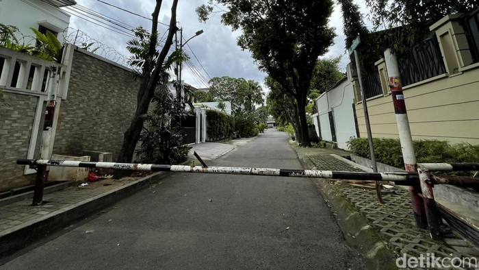 Omicron Merebak di Jakarta, Permukiman di Blok S Jaksel Diportal Sejumlah jalan di area permukiman kawasan Blok S, Jakarta Selatan, diportal. Hal itu dilakukan menyusul meningkatnya kasus COVID-19 di kawasan Jakarta.