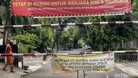 Penampakan area permukiman di kawasan Blok S, Jakarta Selatan, yang diportal menyusul meningkatnya kasus COVID-19 di kawasan Jakarta, Jumat (11/2/2022).