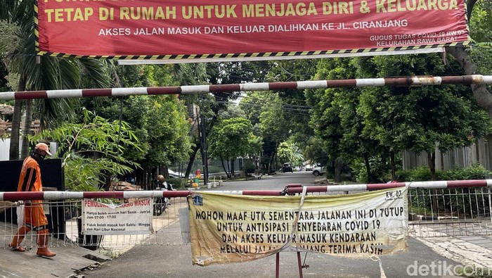 Omicron Merebak di Jakarta, Permukiman di Blok S Jaksel Diportal Sejumlah jalan di area permukiman kawasan Blok S, Jakarta Selatan, diportal. Hal itu dilakukan menyusul meningkatnya kasus COVID-19 di kawasan Jakarta.
