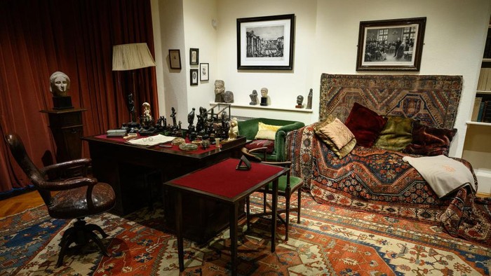Pameran Objek Penelitian Freud yang Sempat Diselundupkan terkait China LONDON, ENGLAND - FEBRUARY 10: A 19th century jade screen, which was one of only two items smuggled out of Austria in 1938 by Sigmund Freud as he fled Nazi persecution, is seen on his desk at the Freud Museum on February 10, 2022 in London, England. The Museum reassembles Freud's collection of Chinese objects for the first time at his London home and explores his fascination with China. (Photo by Leon Neal/Getty Images)