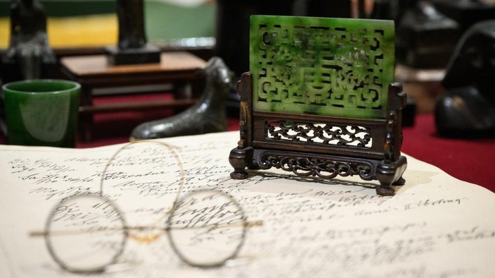 LONDON, ENGLAND - FEBRUARY 10: A 19th century jade screen, which was one of only two items smuggled out of Austria in 1938 by Sigmund Freud as he fled Nazi persecution, is seen on his desk at the Freud Museum on February 10, 2022 in London, England. The Museum reassembles Freud's collection of Chinese objects for the first time at his London home and explores his fascination with China. (Photo by Leon Neal/Getty Images)