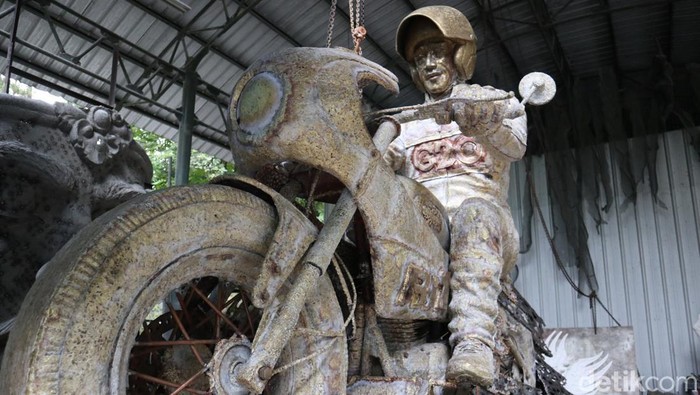 Patung Presiden Joko Widodo (Jokowi) berukuran raksasa tengah dibuat oleh seniman asal Bandung Barat, Nyoman Nuarta. Di galeri miliknya, Nyoman membuat patung Jokowi yang sedang mengendarai sepeda motor.