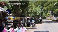 Espargaro melihat seorang ibu yang membonceng empat anak. Foto: Instagram