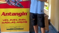 Enea Bastianini menemukan fotonya di sebuah poster iklan minuman herbal. Foto: Instagram