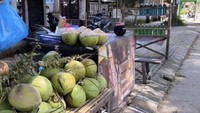 Espargaro juga bingung melihat pedagang bensin eceran yang juga menjual buah kelapa. Foto: Instagram