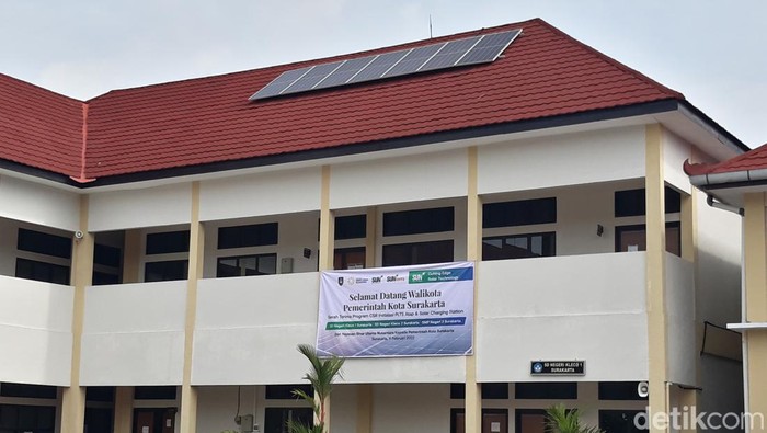 Pemasangan panel surya di sekolah di Solo