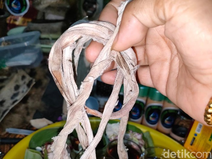 Seorang wanita di Surabaya mengaku pernah mencuri tali pocong jasad orang yang meninggal malam Jumat Legi. Kepada detikjatim, ia menunjukkan tali pocong hasil curiannya.