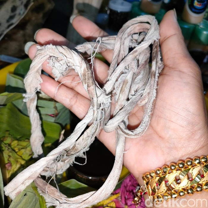 Seorang wanita di Surabaya mengaku pernah mencuri tali pocong jasad orang yang meninggal malam Jumat Legi. Kepada detikjatim, ia menunjukkan tali pocong hasil curiannya.