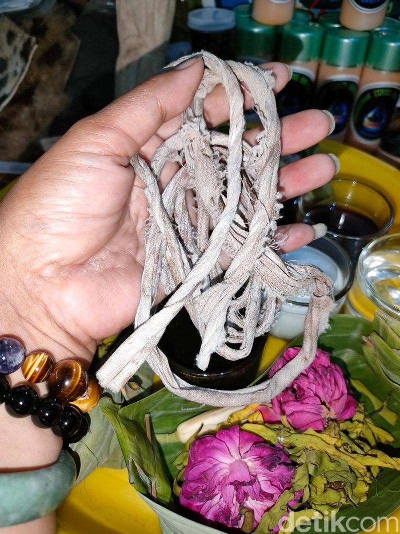 Seorang wanita di Surabaya mengaku pernah mencuri tali pocong jasad orang yang meninggal malam Jumat Legi. Kepada detikjatim, ia menunjukkan tali pocong hasil curiannya.