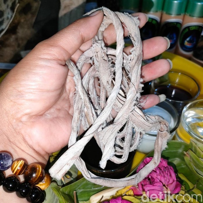Seorang wanita di Surabaya mengaku pernah mencuri tali pocong jasad orang yang meninggal malam Jumat Legi. Kepada detikjatim, ia menunjukkan tali pocong hasil curiannya.