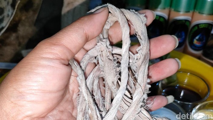 Seorang wanita di Surabaya mengaku pernah mencuri tali pocong jasad orang yang meninggal malam Jumat Legi. Kepada detikjatim, ia menunjukkan tali pocong hasil curiannya.