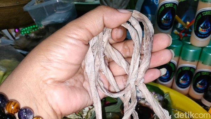 Seorang wanita di Surabaya mengaku pernah mencuri tali pocong jasad orang yang meninggal malam Jumat Legi. Kepada detikjatim, ia menunjukkan tali pocong hasil curiannya.