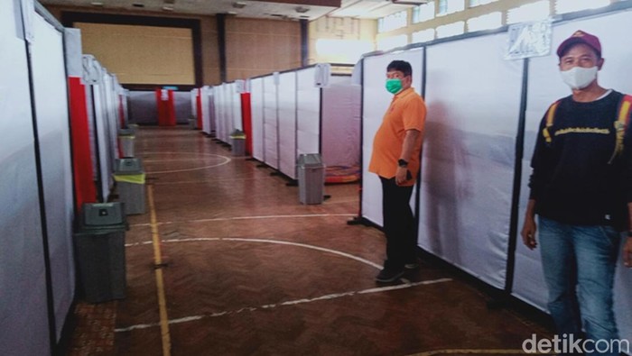 Pengecekan terakhir GOR Gelarsena Klaten untuk lokasi isolasi terpusat COVID-19, Jumat (11/2/2022).