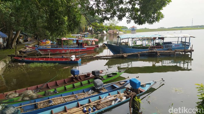 perahu wisata di Waduk Gondang