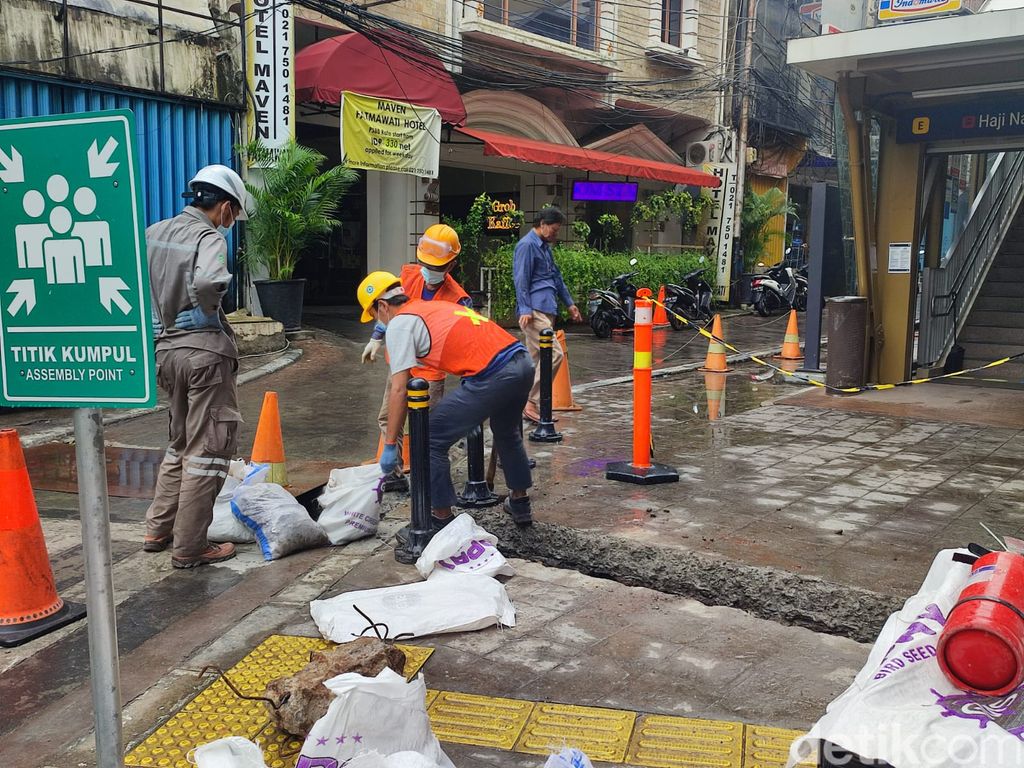 Perbaikan Jalan dan Got Jl Fatmawati Stasiun Haji Nawi Masih Berlanjut, 11 Februari 2022. (Nahda Rizki Utami/detikcom)