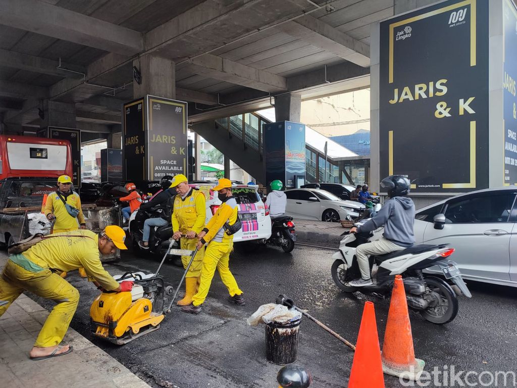 Perbaikan Jalan dan Got Jl Fatmawati Stasiun Haji Nawi Masih Berlanjut, 11 Februari 2022. (Nahda Rizki Utami/detikcom)