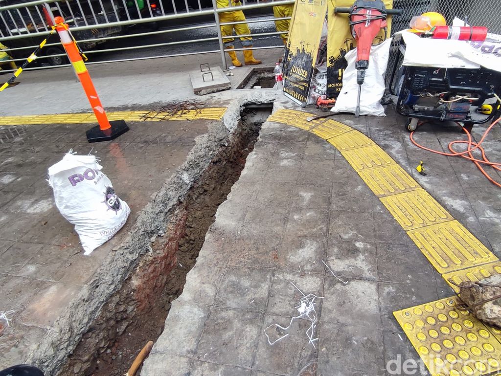 Perbaikan Jalan dan Got Jl Fatmawati Stasiun Haji Nawi Masih Berlanjut, 11 Februari 2022. (Nahda Rizki Utami/detikcom)