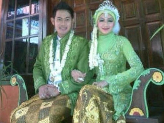 Crazy Rich Malang, Gilang Widya Pramana atau yang lebih dikenal dengan Juragan99 menikahi wanita pujaan hatinya, Shandy Purnamasari pada 7 Februari 2013. Pernikahan keduanya digelar secara sederhana. Resepsinya diadakan di teras rumahnya yang berada di kawasan Probolinggo, Jawa Timur. Dengan baju pengantin berwarna hijau, keduanya terlihat kompak. Foto: Instagram