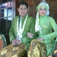 Crazy Rich Malang, Gilang Widya Pramana atau yang lebih dikenal dengan Juragan99 menikahi wanita pujaan hatinya, Shandy Purnamasari pada 7 Februari 2013. Pernikahan keduanya digelar secara sederhana. Resepsinya diadakan di teras rumahnya yang berada di kawasan Probolinggo, Jawa Timur. Dengan baju pengantin berwarna hijau, keduanya terlihat kompak. Foto: Instagram