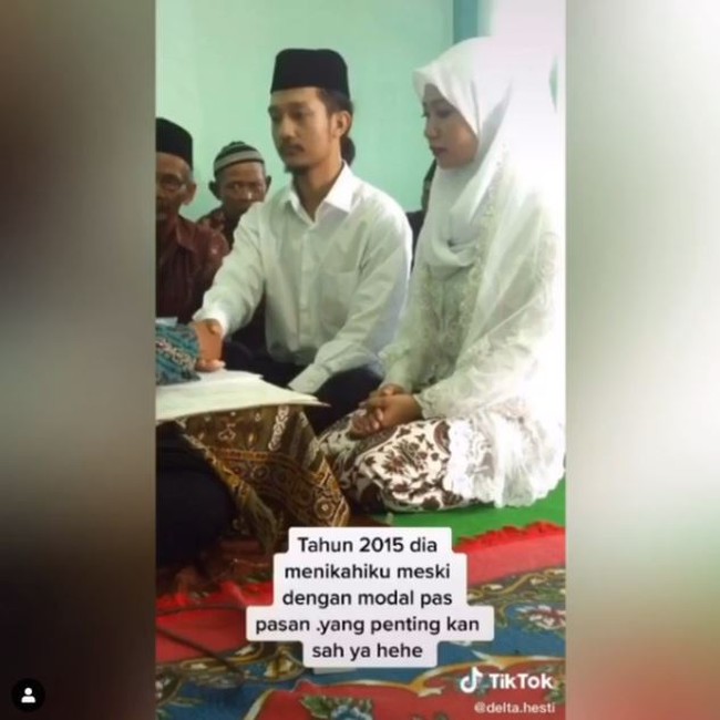 Selanjutnya ada Crazy Rich Surabaya, Tom Liwafa yang menikahi Delta Hesti di tahun 2015. Pernikahan Tom Liwafa dan Delta Hesti berlangsung dengan amat sederhana. Saat akad nikah Tom Liwafa hanya mengenakan kemeja berwarna putih dan kopiah berwarna hitam, sedangkan Delta Hesti mengenakan kebaya berwarna putih dan hijab senada. Foto: Instagram