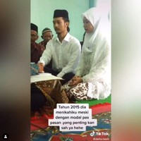 Selanjutnya ada Crazy Rich Surabaya, Tom Liwafa yang menikahi Delta Hesti di tahun 2015. Pernikahan Tom Liwafa dan Delta Hesti berlangsung dengan amat sederhana. Saat akad nikah Tom Liwafa hanya mengenakan kemeja berwarna putih dan kopiah berwarna hitam, sedangkan Delta Hesti mengenakan kebaya berwarna putih dan hijab senada. Foto: Instagram