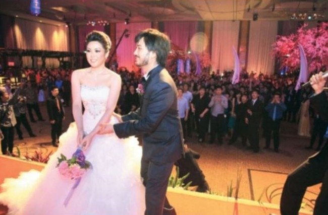 Crazy Rich Pluit, Rudy Salim, menikah dengan Tiffany Kosasih pada 24 April 2011. Pernikahannya itu tampak dihadiri oleh cukup banyak tamu undangan. Tiffany tampil cantik mengenakan gaun pengantin berwarna putih, sedangkan Rudy mengenakan setelan jas berwarna hitam. Foto: Instagram