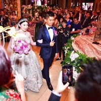 Terakhir ada Jusup Maruta Cayadi dan Clarissa Wang yang juga sering disebut sebagai Crazy Rich Surabaya. Keduanya menggelar acara pernikahan mewah pada 1 Desember 2018 di Bali. Tak tanggung-tanggung, kabarnya pernikahan Jusup Maruta Cayadi dan Clarissa Wang itu menghabiskan sekitar Rp 10 miliar. Foto: Instagram