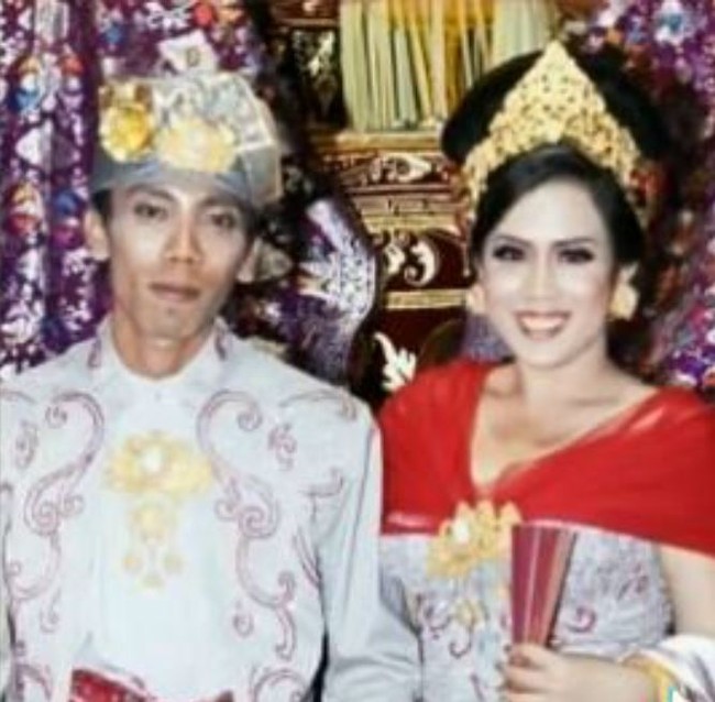Maharani Kemala dan Dewa Gede yang dikenal sebagai Crazy Rich Bali melangsungkan pernikahan pada 30 Agustus 2013. Sama-sama berasal dari Bali, keduanya pun melangsungkan prosesi pernikahan menggunakan adat Bali. Tampil jadi pengantin Bali, keduanya terlihat serasi. Foto: Instagram