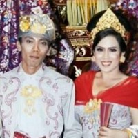 Maharani Kemala dan Dewa Gede yang dikenal sebagai Crazy Rich Bali melangsungkan pernikahan pada 30 Agustus 2013. Sama-sama berasal dari Bali, keduanya pun melangsungkan prosesi pernikahan menggunakan adat Bali. Tampil jadi pengantin Bali, keduanya terlihat serasi. Foto: Instagram