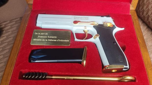 Pistol yang Diberikan Menteri Pertahanan Prabowo Subianto kepada Menteri Angkatan Bersenjata Republik Prancis H.E. Mrs. Florence Parly