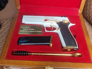 Prabowo Beri Pistol Kelir Emas ke Menteri Prancis Parly, Ini Spesifikasinya