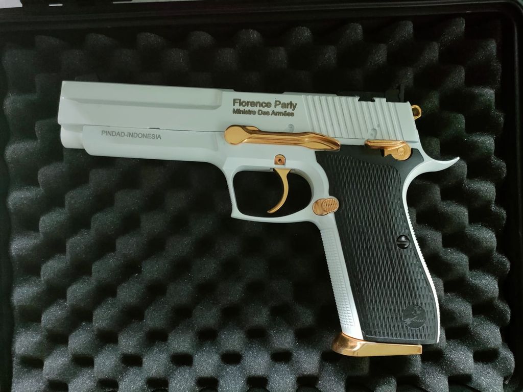 Pistol yang Diberikan Menteri Pertahanan Prabowo Subianto kepada Menteri Angkatan Bersenjata Republik Prancis H.E. Mrs. Florence Parly Pistol yang Diberikan Menteri Pertahanan Prabowo Subianto kepada Menteri Angkatan Bersenjata Republik Prancis H.E. Mrs. Florence Parly