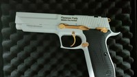 Pada pertemuan yang digelar di Kemhan, Jakarta Pusat,Kamis (10/2), Prabowo memberikan pistol berkelir emas di dalam kotak merah kepada Menteri Parly. Pistol tersebut diproduksi PT Pindad bertuliskan Florence Parly Ministre des Armées di salah satu sisinya. Di bagian lainnya ada tulisan Pindad-Indonesia. (Foto: Dok. Pindad)