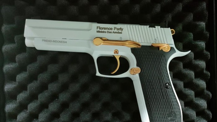 Pistol yang Diberikan Menteri Pertahanan Prabowo Subianto kepada Menteri Angkatan Bersenjata Republik Prancis H.E. Mrs. Florence Parly