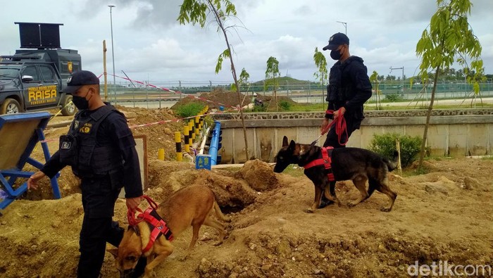 Polisi gunakan anjing pelacak untuk bubarkan kerumunan warga di area Sirkuit Mandalika