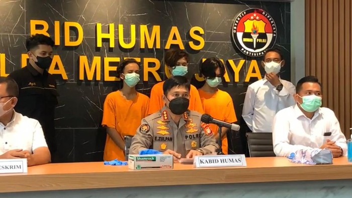 Polisi merilis penangkapan pelaku pengeroyokan ABG cari kucing hilang diteriaki maling di Bekasi.
Ini Peran 4 Tersangka Teriaki Maling ke ABG Cari Kucing yang Hilang