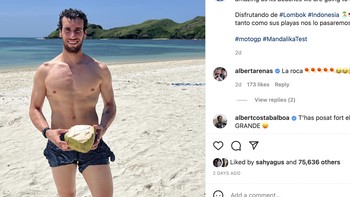 14. Alex Rins: Alex Rins menikmati minum kelapa di pinggir pantai ini meraih 75 ribu Like dari jempol netizen. Foto: Instagram