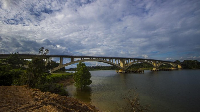 Potret Akses Penghubung IKN Nusantara di Kaltim Kondisi jalan menuju Jembatan Pulau Balang di Kabupaten Penajam Paser Utara, Kalimantan Timur, Kamis (10/2/2022). Jembatan Pulau Balang menjadi salah satu akses penghubung menuju Ibu Kota Negara (IKN) Nusantara, jembatan tersebut menghubungkan Kota Balikpapan langsung ke Penajam Paser Utara namun hingga kini belum bisa digunakan untuk umum karena akses jalan belum selesai dikerjakan. ANTARA FOTO/Bayu Pratama S/foc.