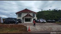 Helmi mengatakan, dalam peninjauan dirinya menemukan sejumlah item yang dikerjakan kurang memuaskan. Salah satunya atap bangunan. Banyak atap bangunan kantor kecamatan yang sudah bocor. Padahal, bangunan tersebut baru saja rampung didirikan.