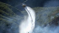 Potret saat helikopter pemadam kebakaran beraksi.