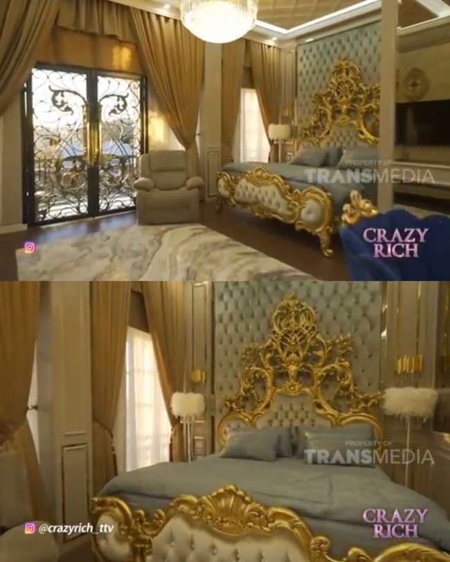 Rumah dengan desain mediterania modern ini didesain langsung oleh Shella Saukia. Kamar utamanya mengusung tema glamour, mewah dan klasik. Terlihat gorden bernuansa gold dan interior mewah. Foto: Dok. Youtube Trans TV Official.