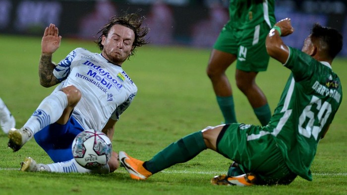 Pesepak bola Persib Bandung Marc Klok (kiri) berebut bola dengan pesepak bola PSS Sleman Derry Rachman Noor (kanan) saat pertandingan Liga 1 di Stadion Kapten I Wayan Dipta, Gianyar, Bali, Jumat (11/2/2022). ANTARA FOTO/Fikri Yusuf/YU